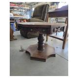 Pedestal coffee table 28'x 21'