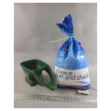 Earth Choice Sun and Shade Lawn Seed Mixture Bag and Green Plastic Spreader Hopper